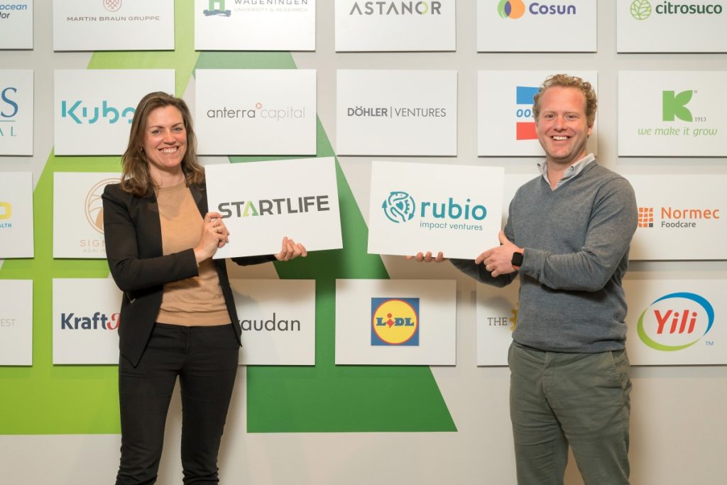 Laura Thissen (StartLife) and Tijs Hoefnagels (Rubio) posing together with the StartLife and Rubio logos. 